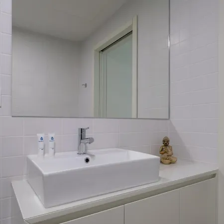 Stylish In Downtown By Hostwise