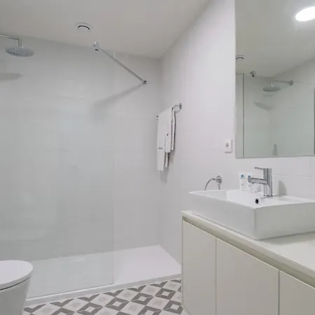 Host Wise - Stylish In Downtown Apartment