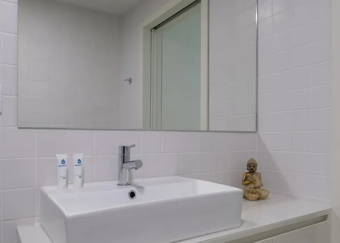 Stylish In Downtown By Hostwise